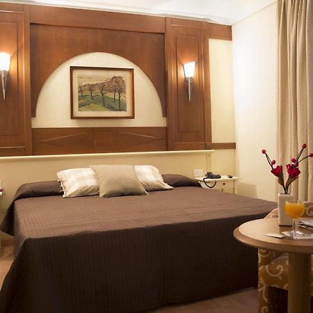 Hotel Pasarela Севиля Екстериор снимка