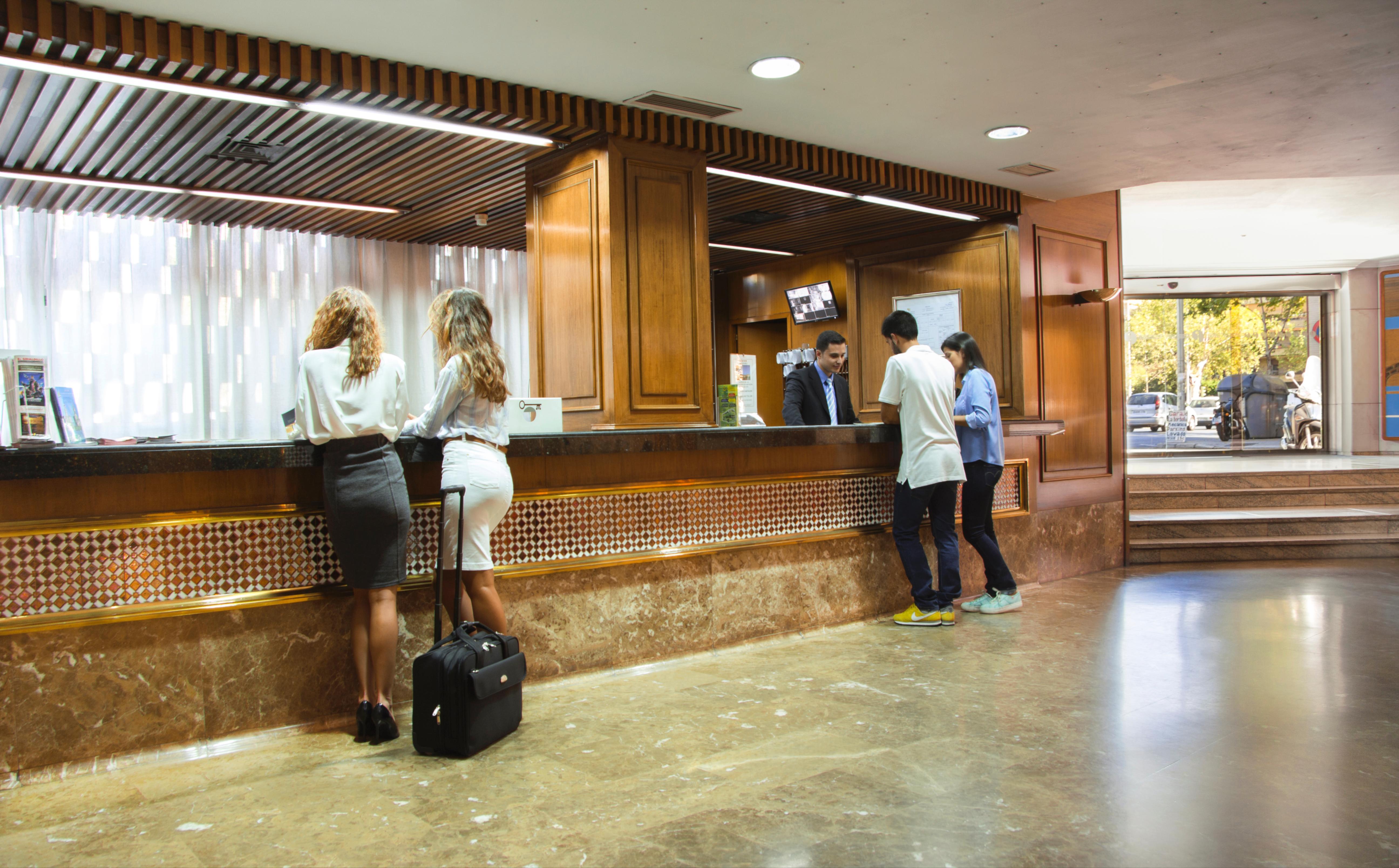 Hotel Pasarela Севиля Екстериор снимка