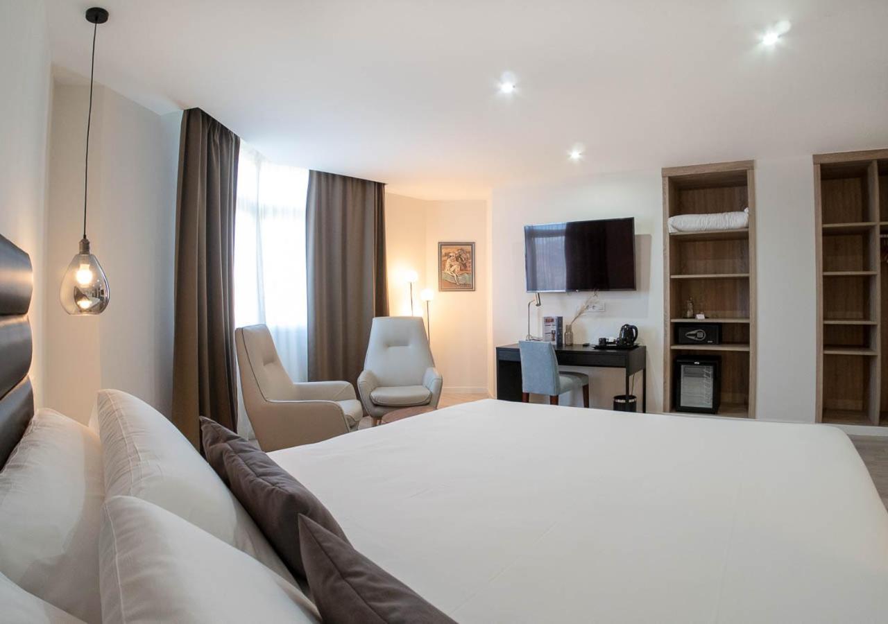 Hotel Pasarela Севиля Екстериор снимка