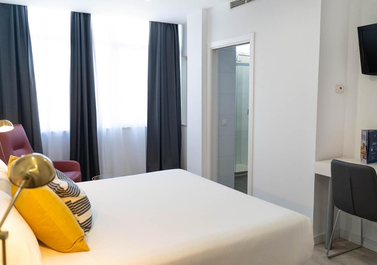 Hotel Pasarela Севиля Екстериор снимка
