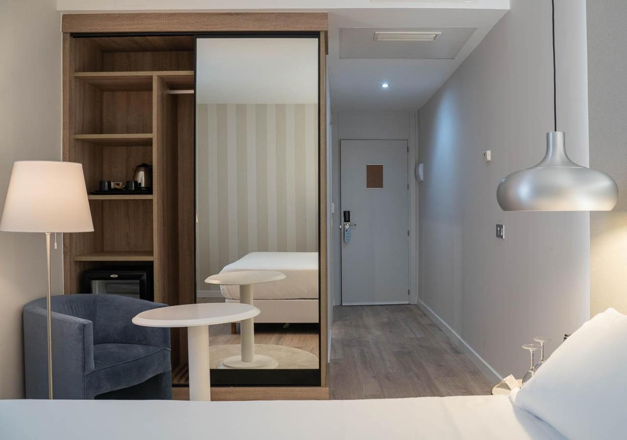 Hotel Pasarela Севиля Екстериор снимка