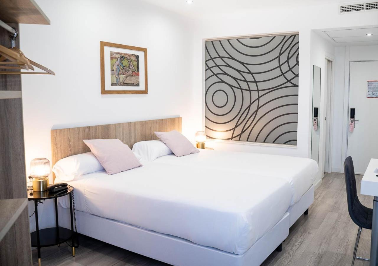 Hotel Pasarela Севиля Екстериор снимка